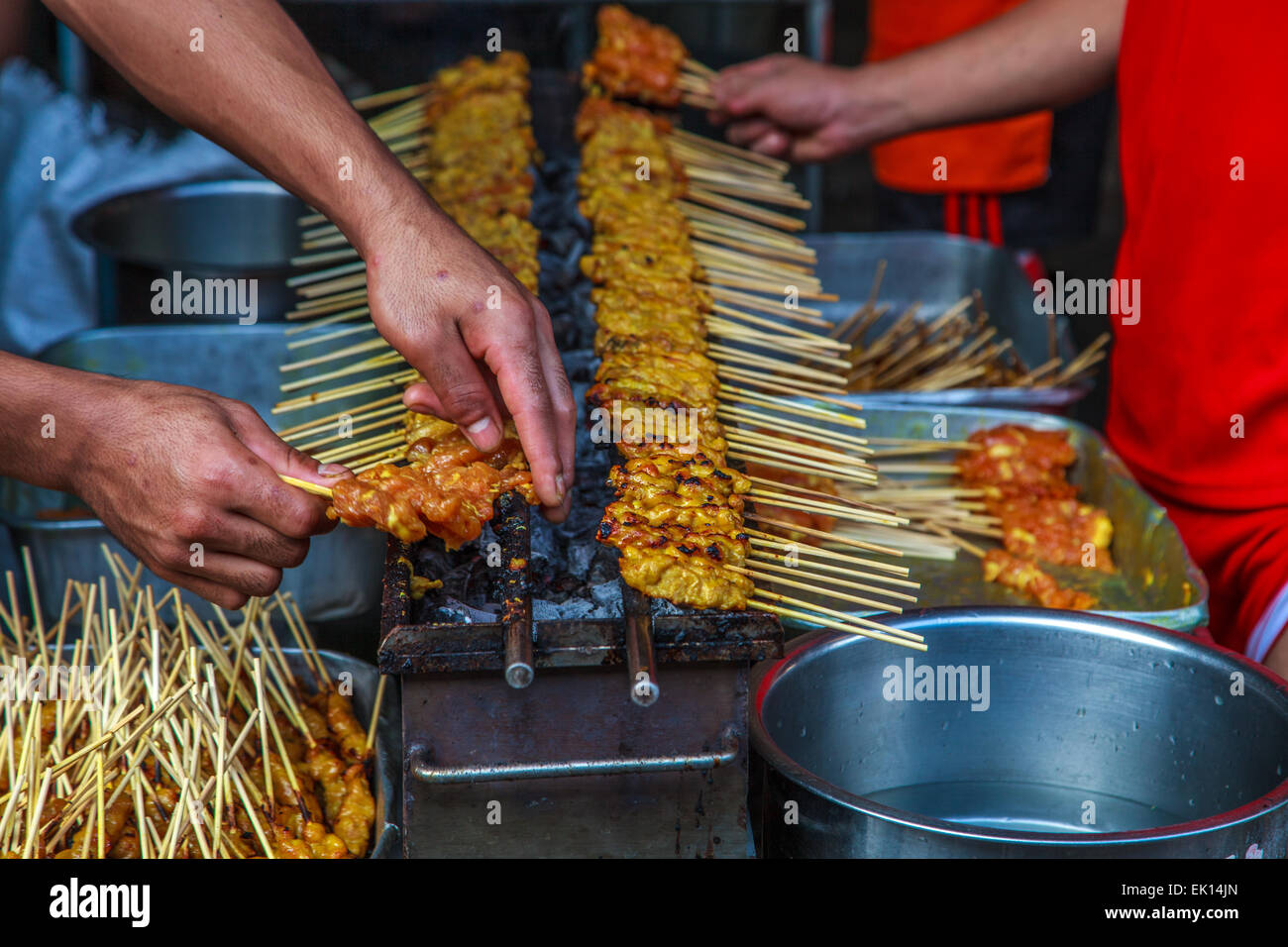 Grigliate di carne venduti al mercato di Nonthaburi (Bangkok) Foto Stock