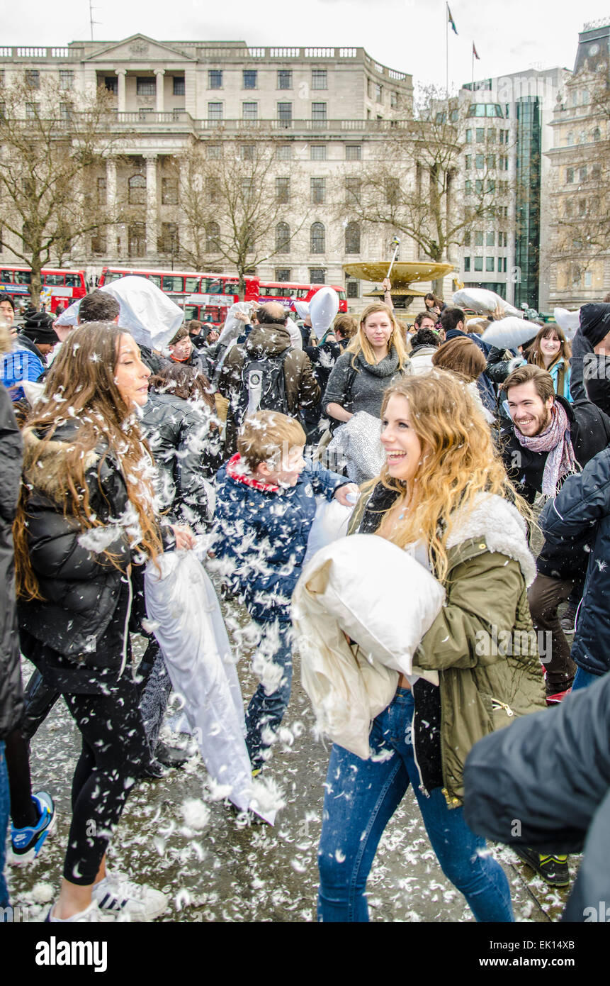 Un cuscino lotta in Trafalgar Square è un evento annuale organizzato dalla locale focale, un gruppo che mira a promuovere la positiva azione sociale nella Comunità. Cuscino combattimenti a Londra Foto Stock