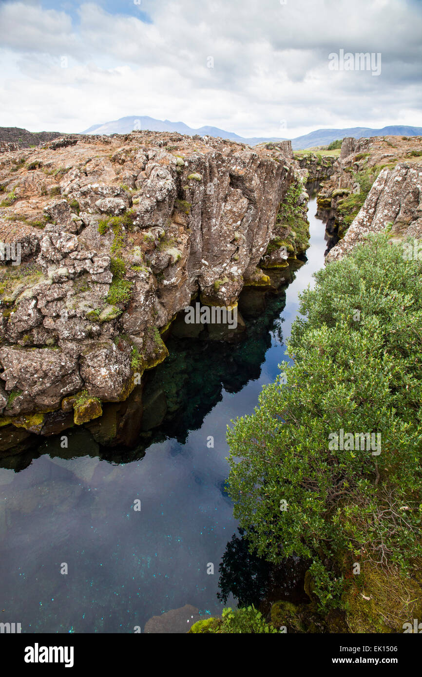 Su una mensola che si affaccia Thingvellir National Park e la piscina con acqua Foto Stock