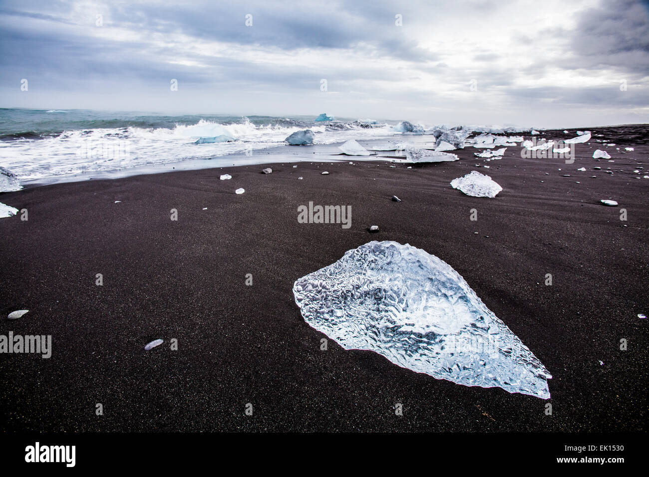 Vista del pezzo di ghiaccio da un iceberg dall'oceano vicino a Jokulsarlon laguna glaciale nel sud dell'Islanda Foto Stock