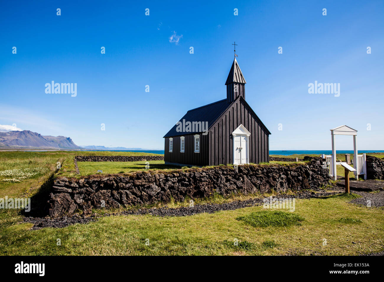 Chiesa con nero esterno in legno in Budir Islanda sulla penisola Snaefellsnes Foto Stock