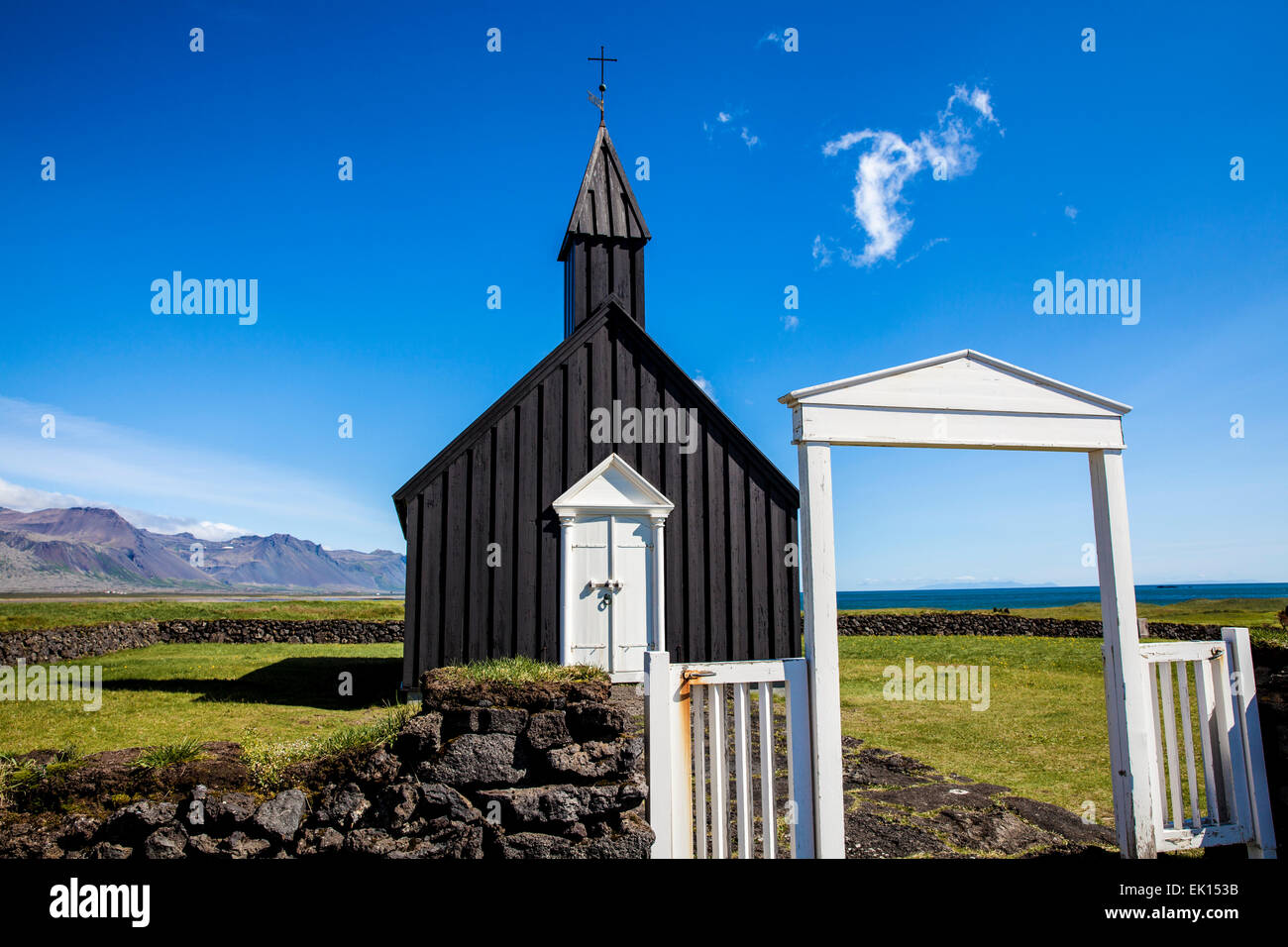 Chiesa con nero esterno in legno in Budir Islanda sulla penisola Snaefellsnes Foto Stock