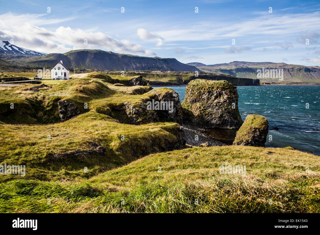 Casa bianca nella frazione di Arnastapi sulla penisola di Snaefellsness, Islanda. Foto Stock