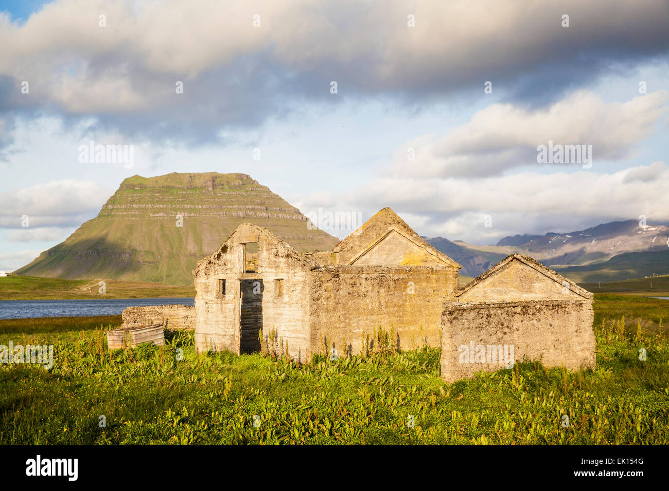Abbandonato il vecchio casale in pietra sulla penisola Snaefellsnes in Islanda. Foto Stock