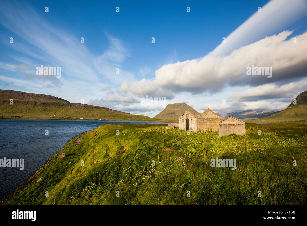 Abbandonato il vecchio casale in pietra sulla penisola Snaefellsnes in Islanda. Foto Stock