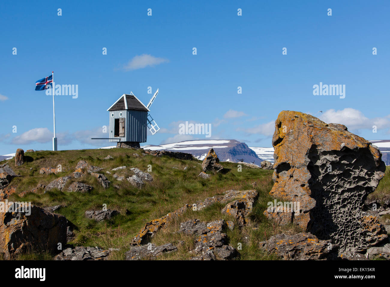 Isola di Vigur il mulino a vento costruito nel 1840, è solo il vecchio mulino a vento lasciato riposare in Islanda. Foto Stock