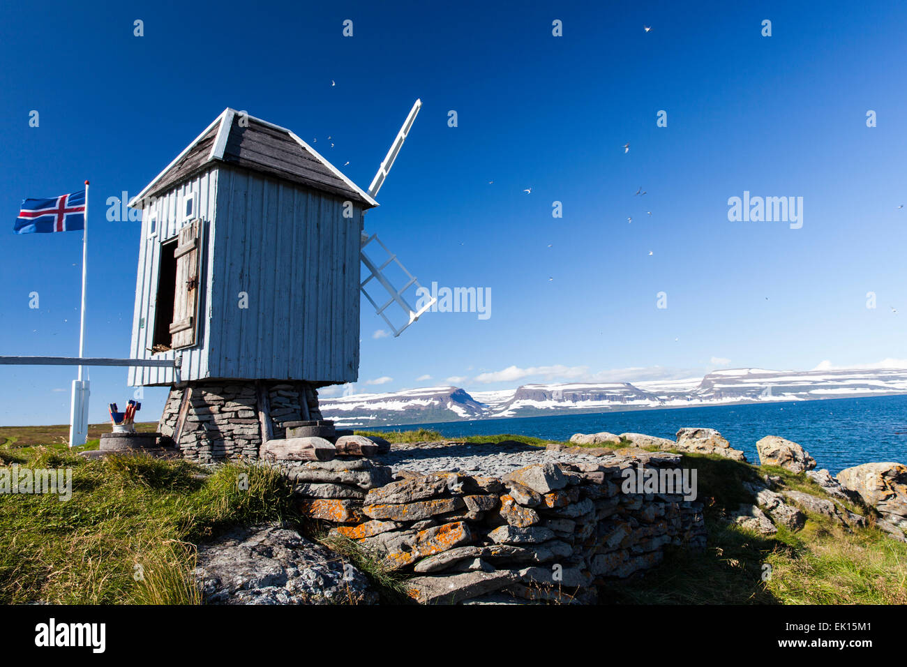 Isola di Vigur il mulino a vento costruito nel 1840, è solo il vecchio mulino a vento lasciato riposare in Islanda. Foto Stock