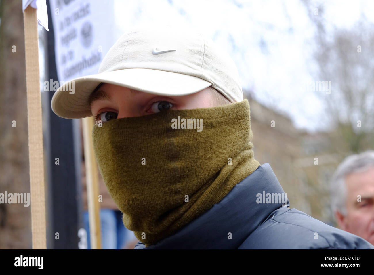 Londra, Regno Unito. Il 4 aprile, 2015. Manifestanti contro Pegida buttato fuochi d'artificio e impegnato in tafferugli con la polizia Credito: Rachel Megawhat/Alamy Live News Foto Stock