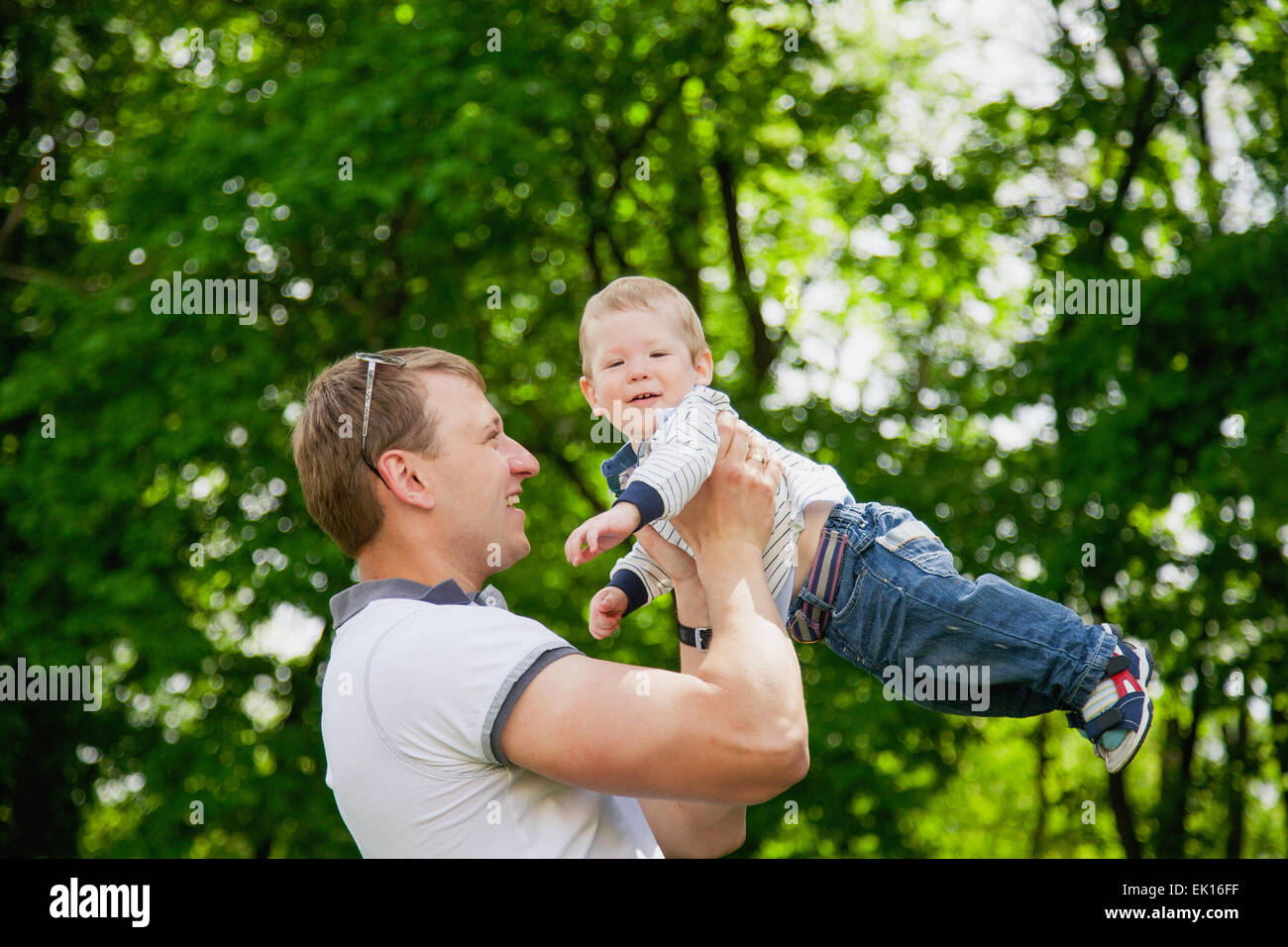 Felice padre e figlio avendo divertimento all'aperto nel parco. I padri dell'amore. Concetto di famiglia Foto Stock