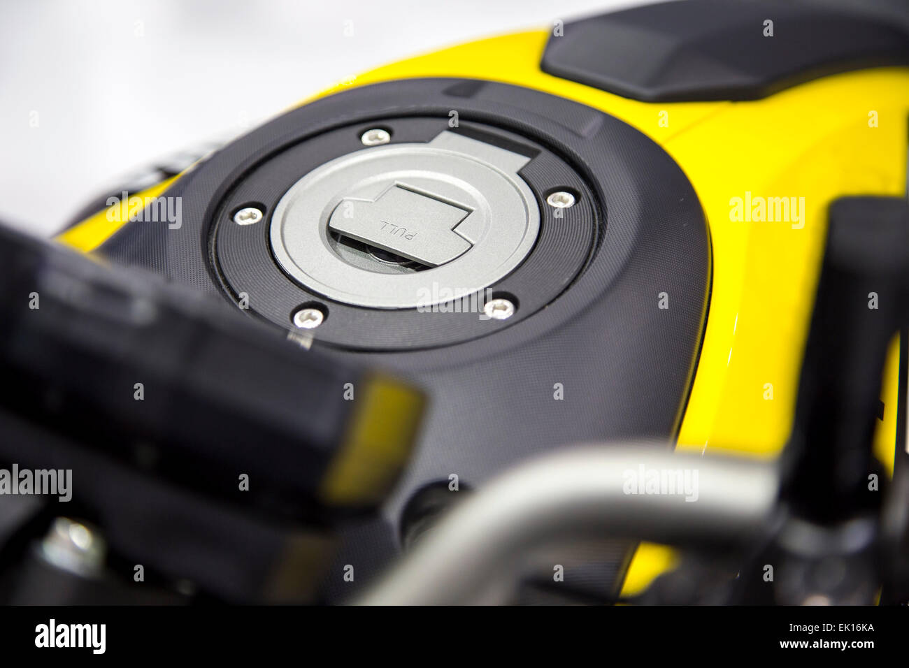 Immagine ravvicinata di un motociclo giallo coperchio serbatoio carburante cap Foto Stock