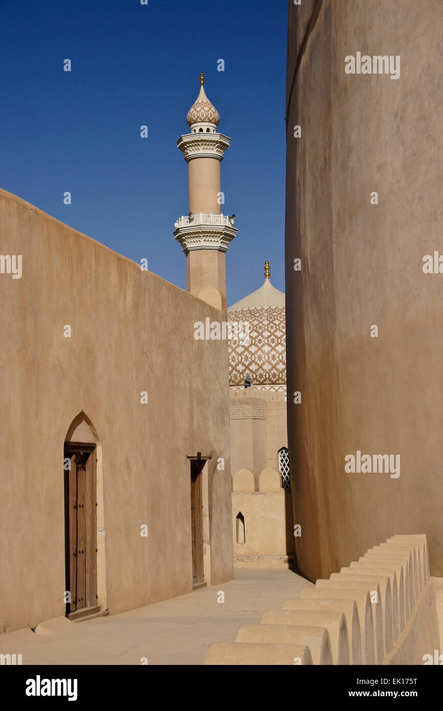 Nizwa Fort con minareto della moschea e la cupola, Nizwa, Oman Foto Stock