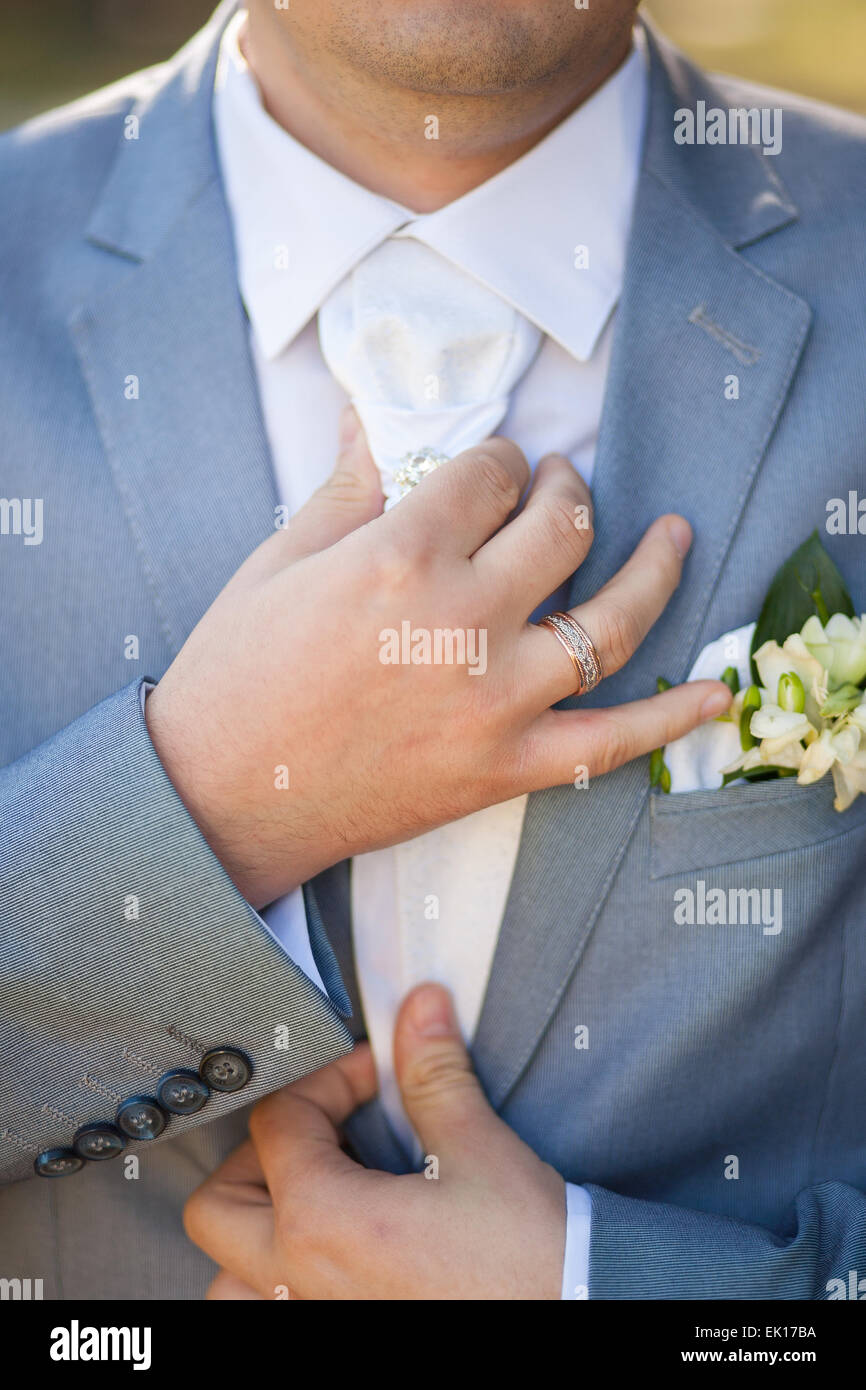 Le mani di groom in tuta blu. irriconoscibile uomo. groom ottenere pronto per il matrimonio Foto Stock