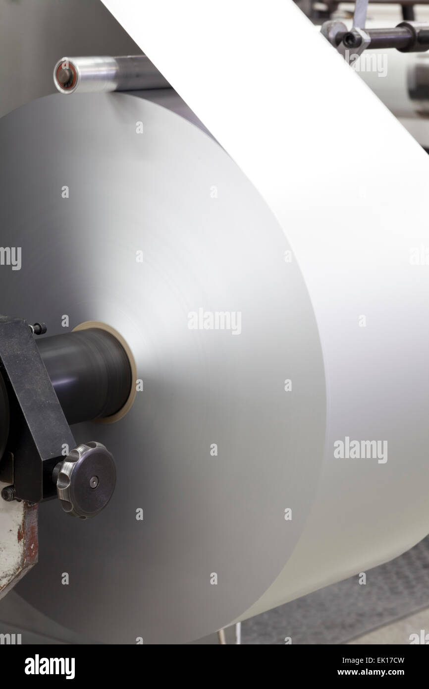 Carta in rotolo sulla macchina da stampa close up Foto Stock