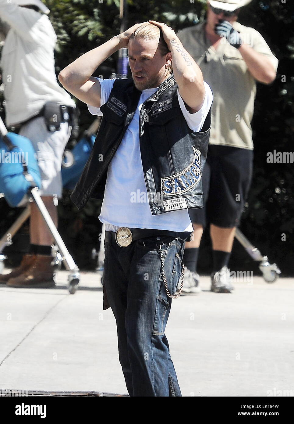 Charlie Hunnam portando una pistola sul set di "Componenti aggiuntivi di anarchia' dotata di: Charlie Hunnam dove: Los Angeles, California, Stati Uniti quando: 30 Set 2014 Foto Stock