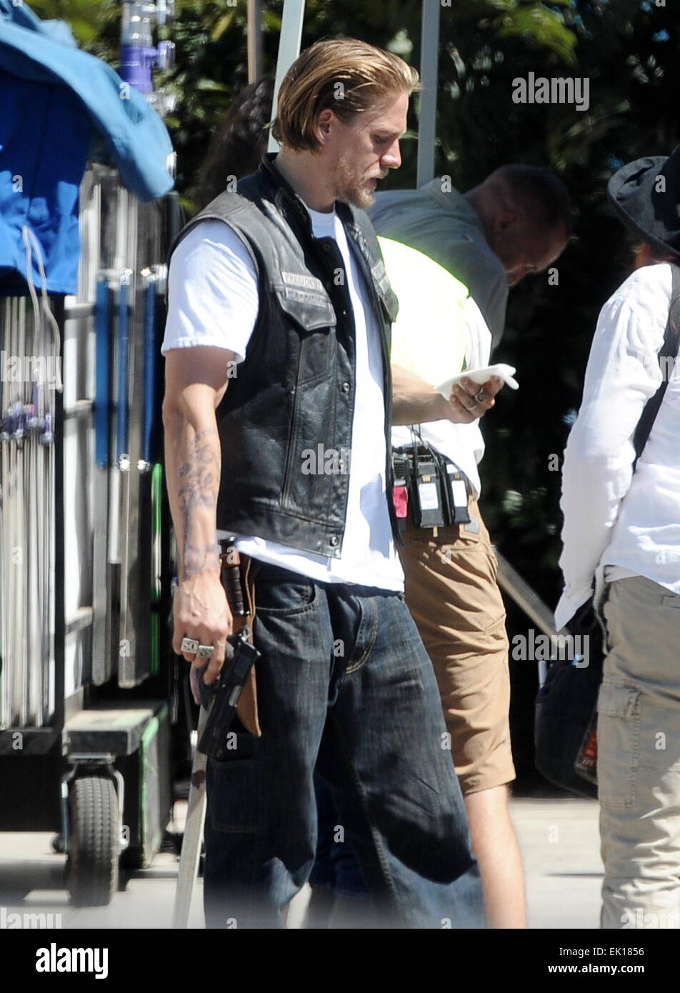 Charlie Hunnam portando una pistola sul set di "Componenti aggiuntivi di anarchia' dotata di: Charlie Hunnam dove: Los Angeles, California, Stati Uniti quando: 30 Set 2014 Foto Stock