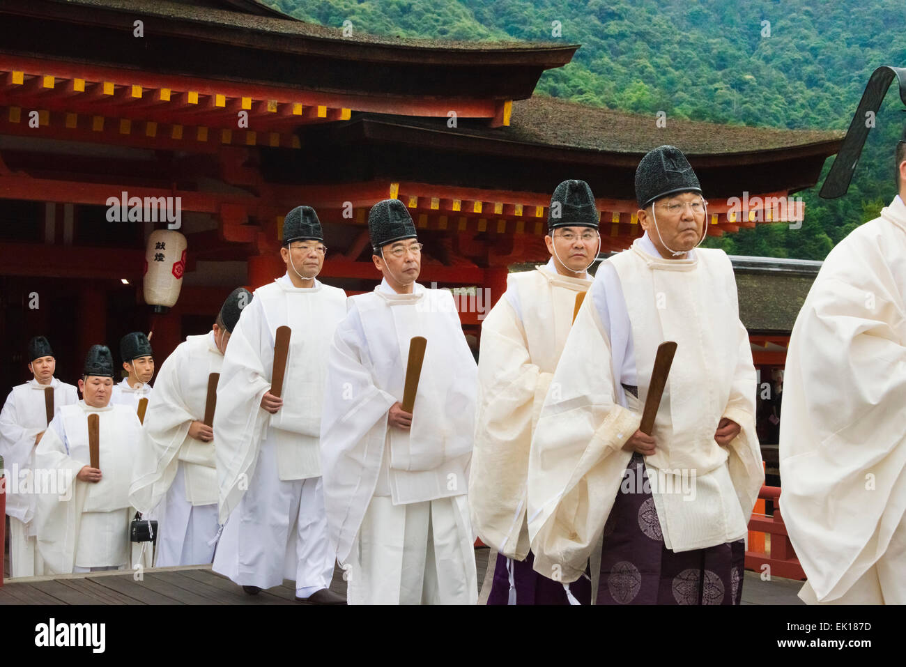 Sacerdoti al santuario di Itsukushima durante Kangen-sai Festival, Miyajima, Giappone Foto Stock