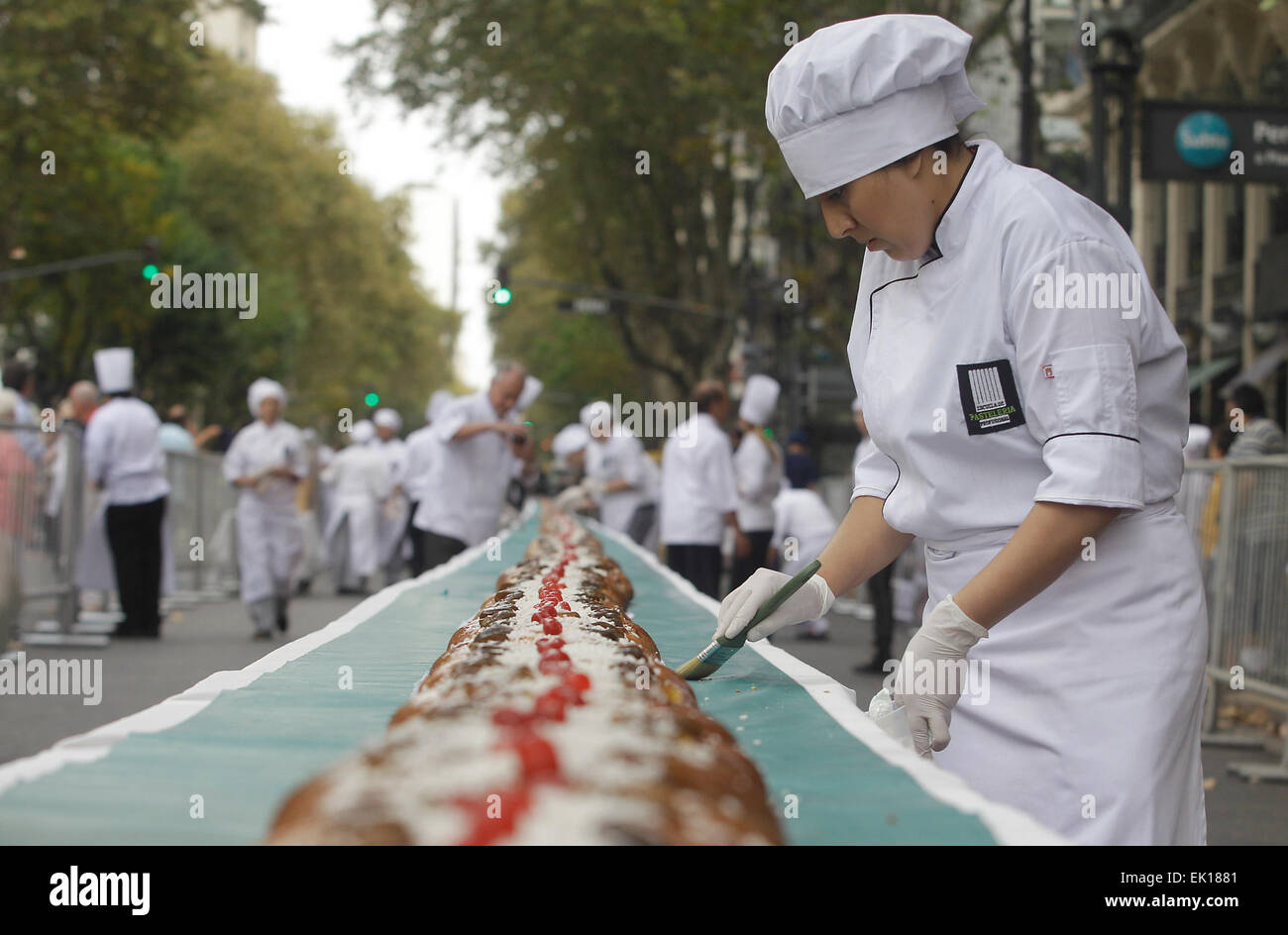 Buenos Aires, Argentina. 4 apr, 2015. Un maestro di pasta intrecciata e fette di pane di Pasqua Maggio su Avenue, Buenos Aires, Argentina, il 4 aprile 2015. Secondo la stampa locale, della treccia di Pasqua il pane ha la lunghezza di 150 metri e la larghezza di 24 centimetri, essendo il più grande mai pane fatto in Argentina. Il pane deve essere venduto a fette per la carità. © Alberto Raggio/Xinhua/Alamy Live News Foto Stock