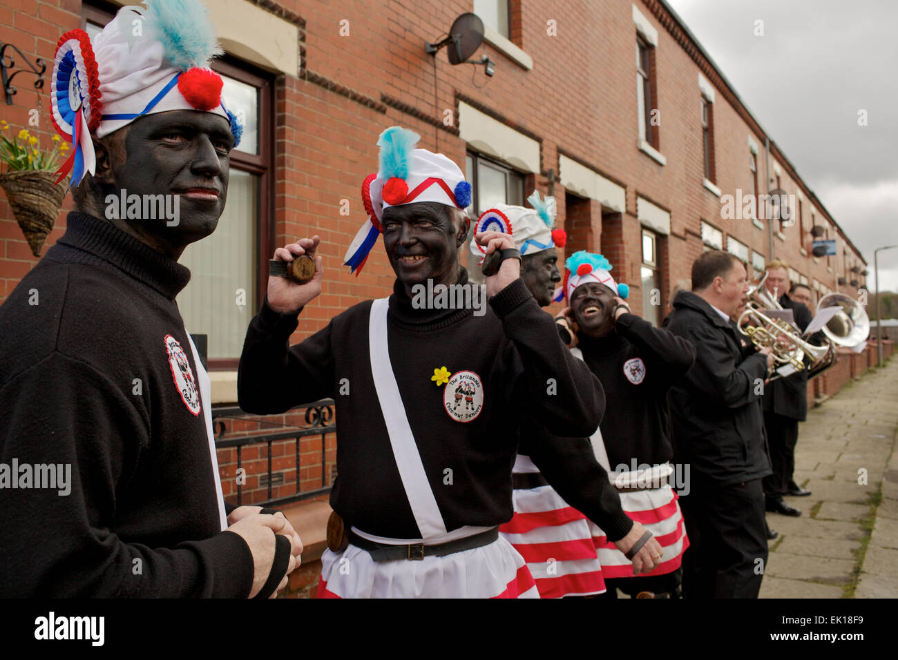 Bacup, Lancashire, Inghilterra, Regno Unito, 4 aprile 2015. Il Britannia Coco-dado ballerini danza il loro modo attraverso le strade di Bacup, Foto Stock