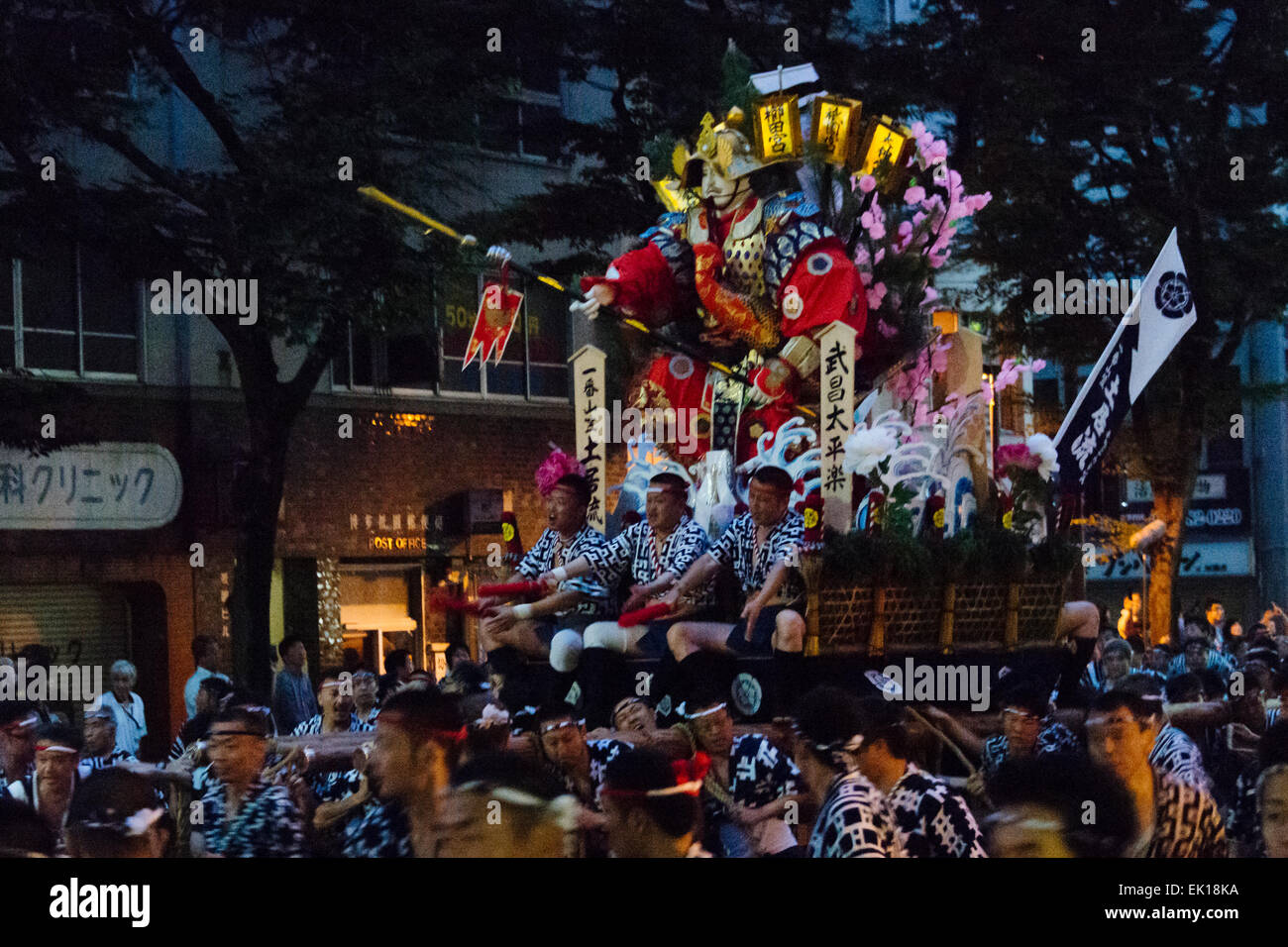 Yamasaka galleggiante durante Hakata Gion Yamakasa Festival, Fukuoka, Giappone Foto Stock