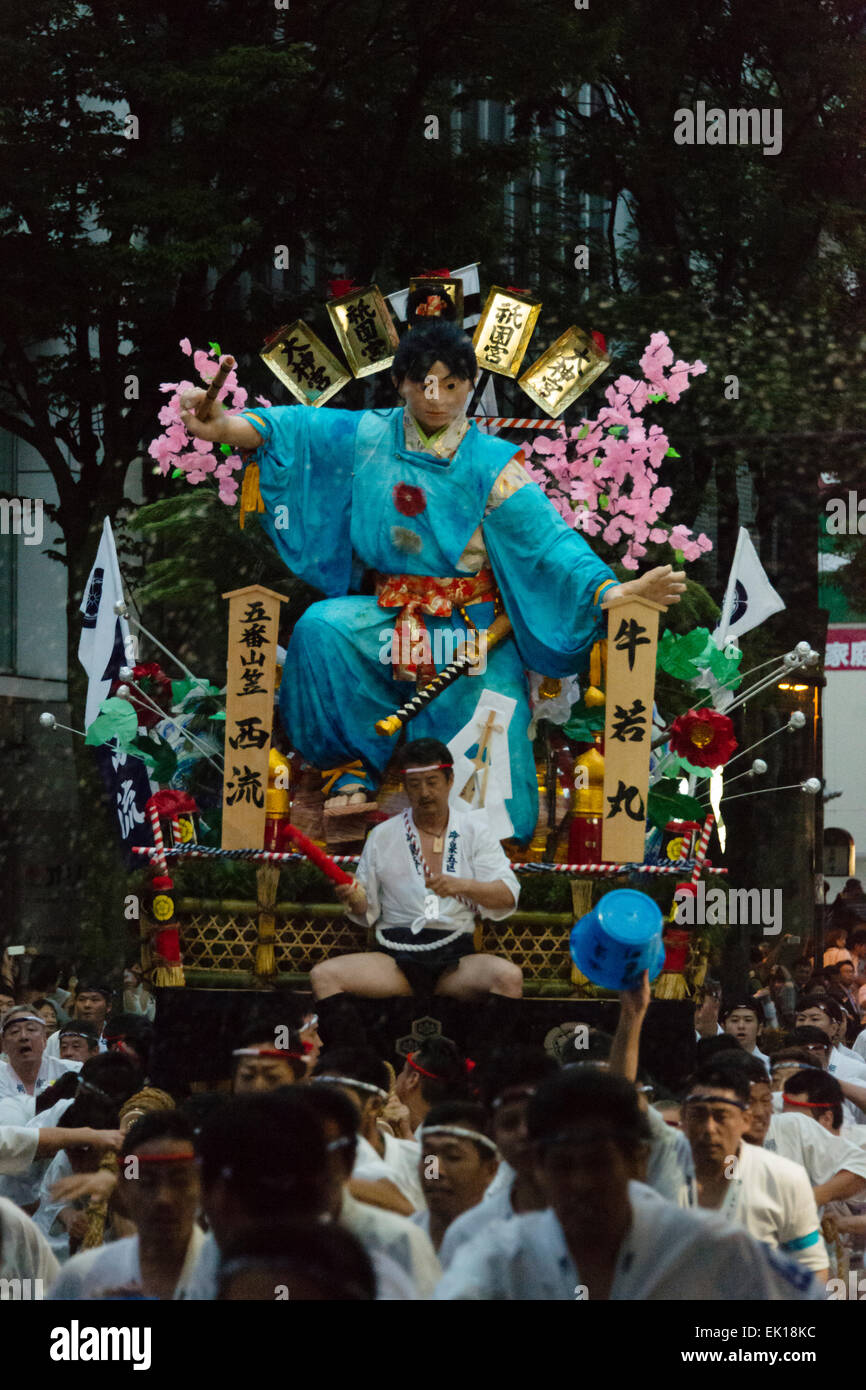 Yamasaka galleggiante durante Hakata Gion Yamakasa Festival, Fukuoka, Giappone Foto Stock