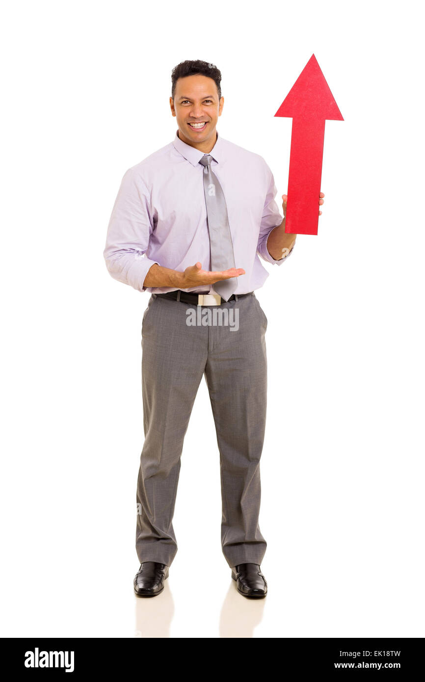 Ritratto di metà uomo di età che mostra il simbolo freccia isolato su bianco Foto Stock