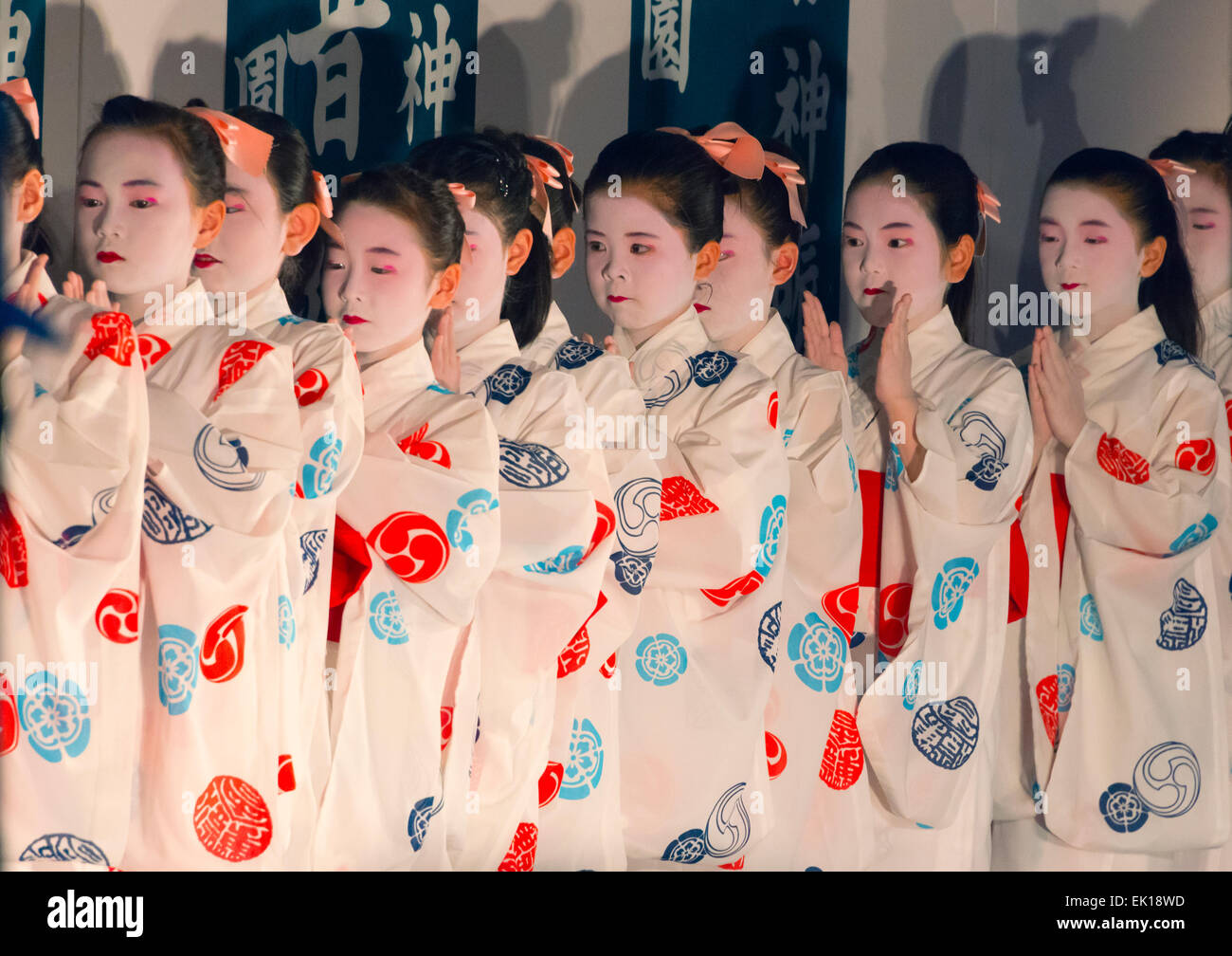 Ragazze in kimono tradizionali durante il Protocollo di Kyoto Gion Matsuri, Kyoto, Giappone Foto Stock
