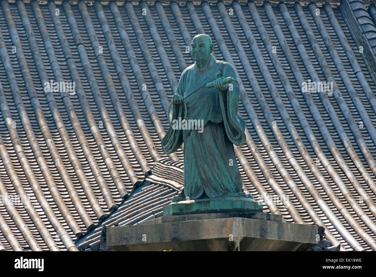 Statua buddista in cima al tetto del santuario Yasaka, Kyoto, Giappone Foto Stock