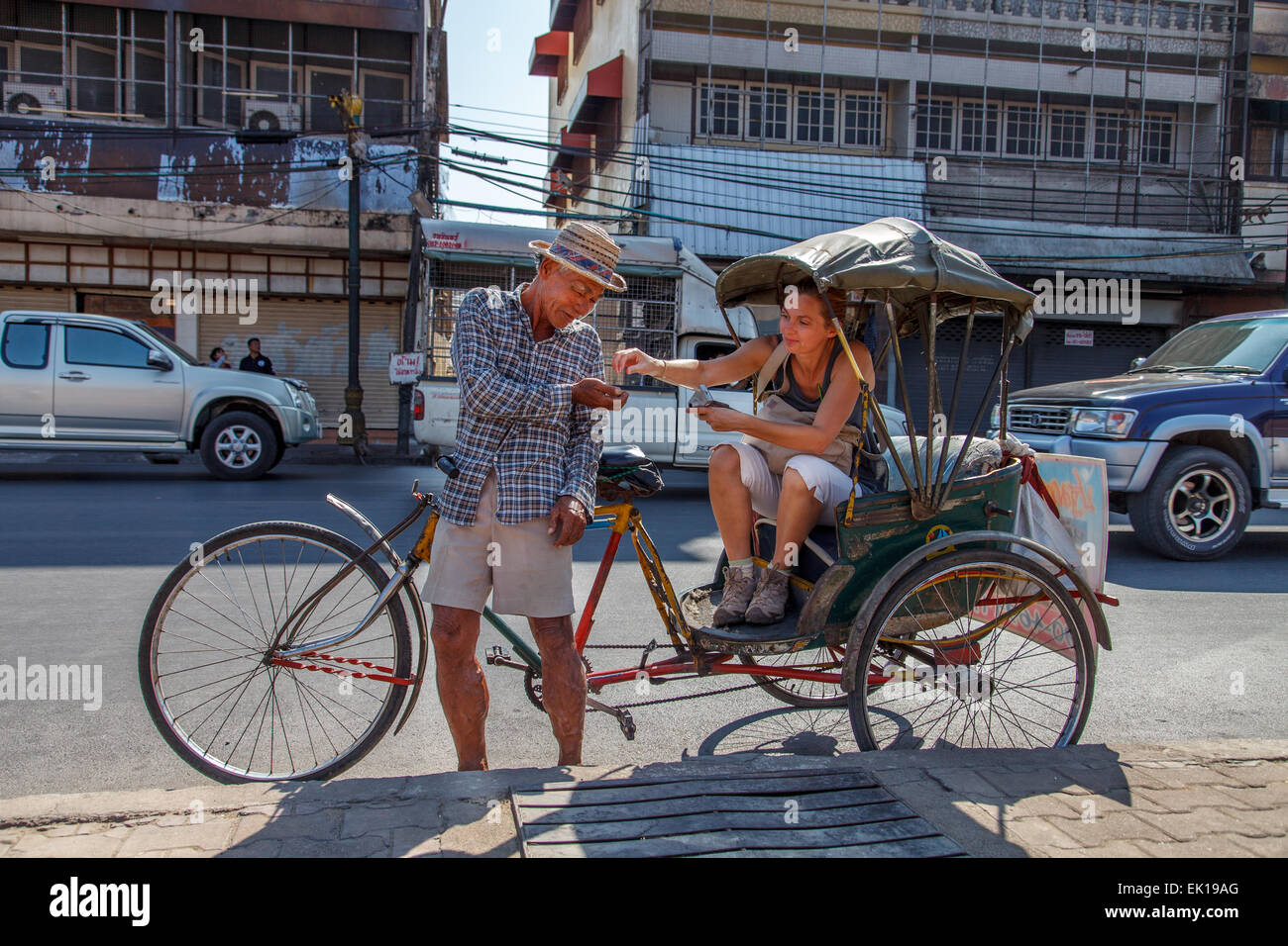 Pagando il rickshaw conducente Foto Stock