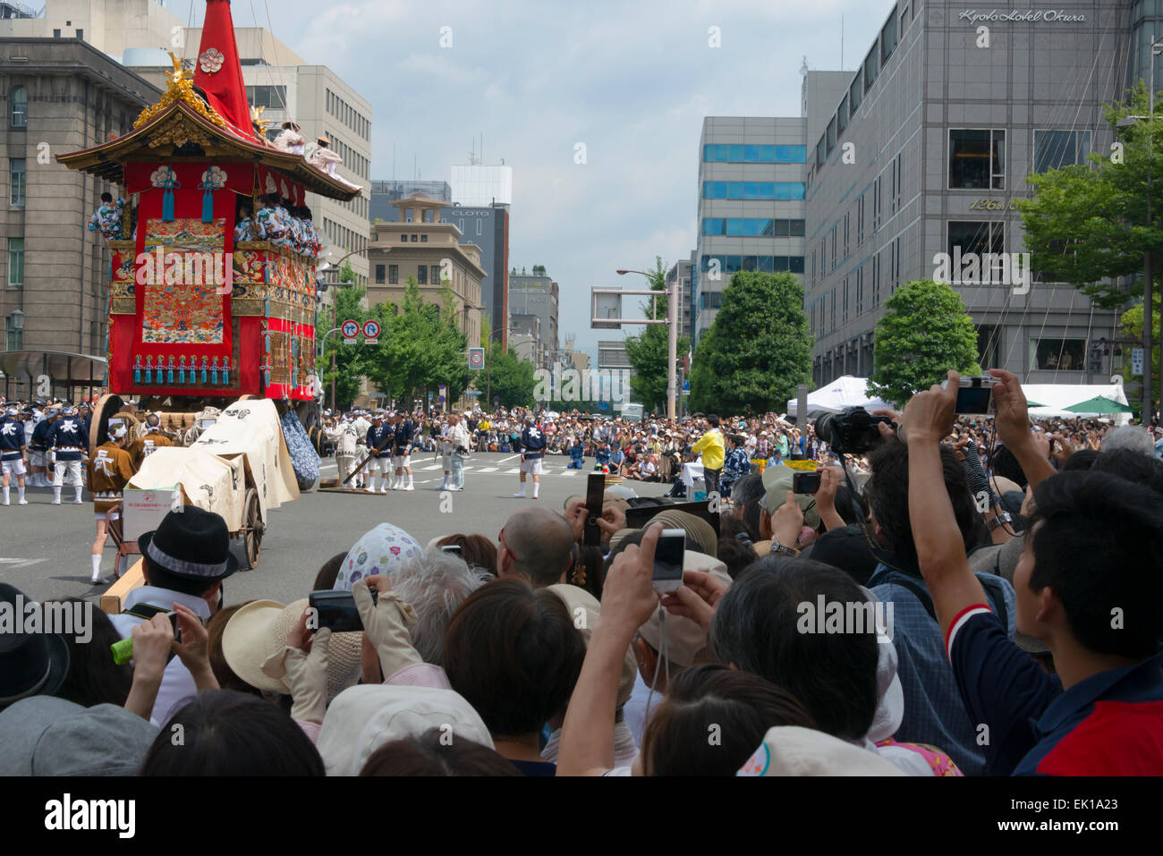 Guardare la folla galleggiante durante la parata di Kyoto Gion Matsuri, Kyoto, Giappone Foto Stock