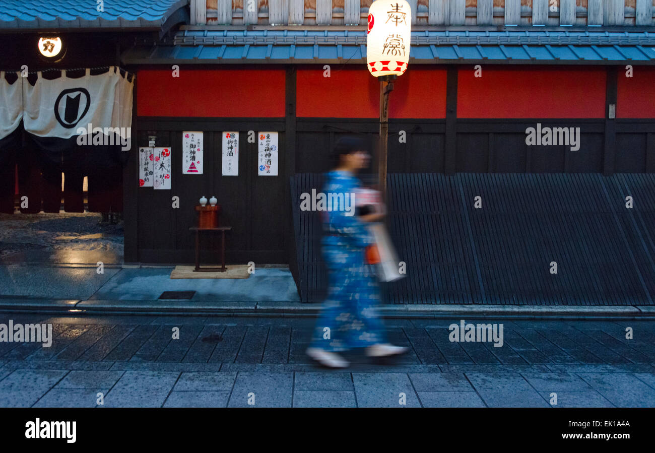 Donna in kimono camminando sulla stradina nel quartiere Gion, Kyoto, Giappone Foto Stock