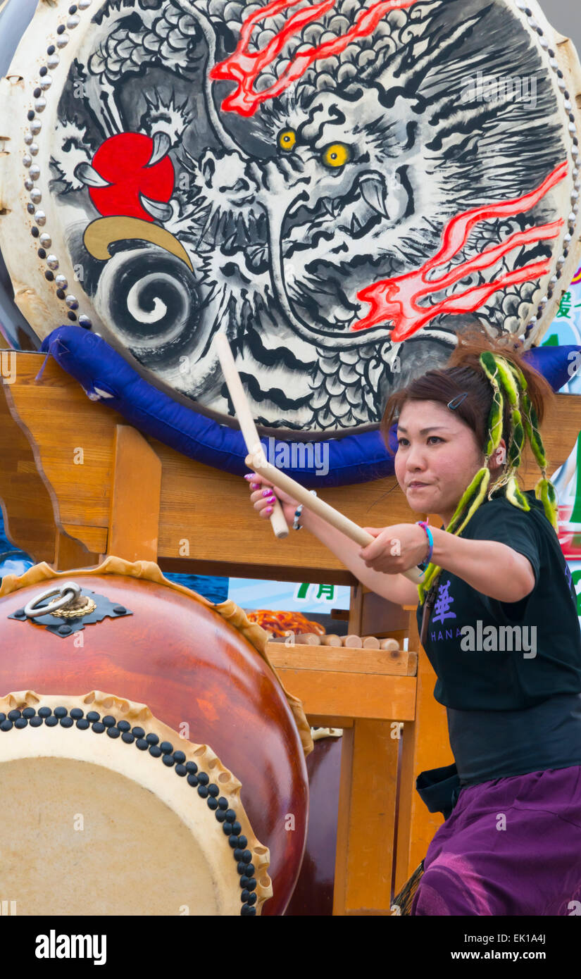Battendo il tamburo taiko a Shirahama Ama Festival, Shirahama, Minamiboso, nella prefettura di Chiba, Giappone Foto Stock