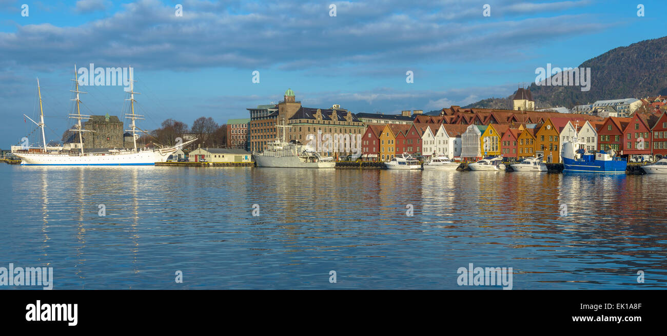 I colorati edifici storici di Bryggen nella città di Bergen, Norvegia Foto Stock