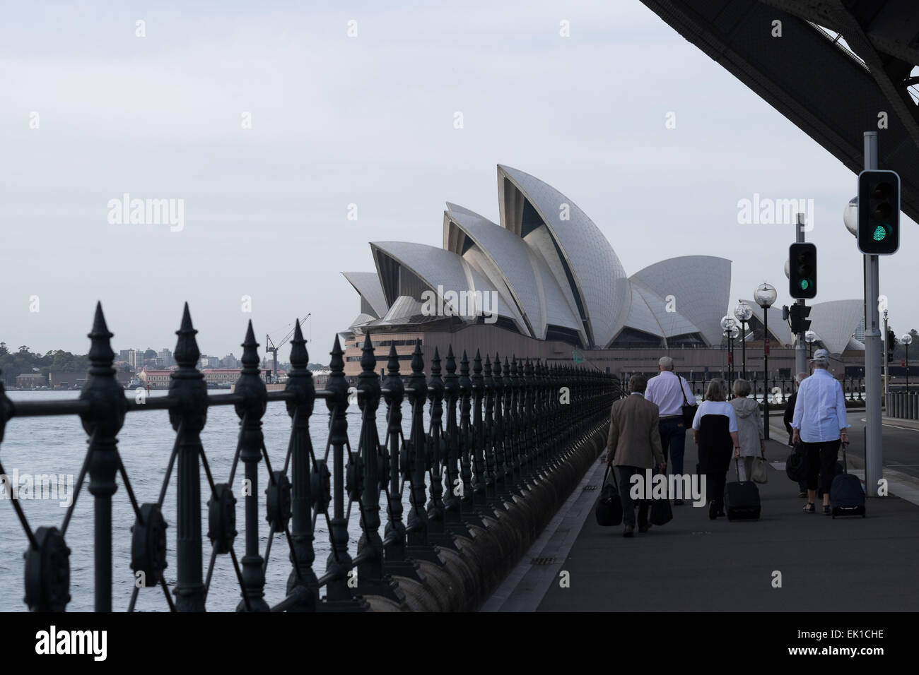 Vista di Sydney Opera House da sotto il Ponte del Porto di Sydney. La nave di crociera i turisti. Foto Stock