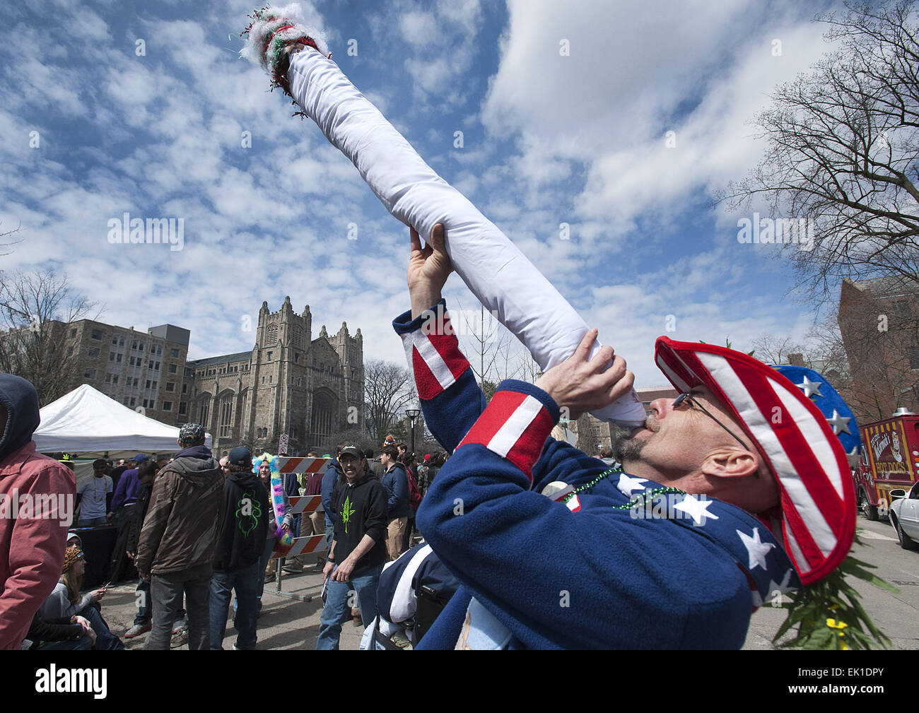 Ann Arbor, Michigan STATI UNITI D'AMERICA. 4 apr, 2015. MIKE pone del lettino con un gigante fake doobie giunto durante l'Hash annuale Bash sull'Università di Michigan campus. © Mark Bialek/ZUMA filo/Alamy Live News Foto Stock