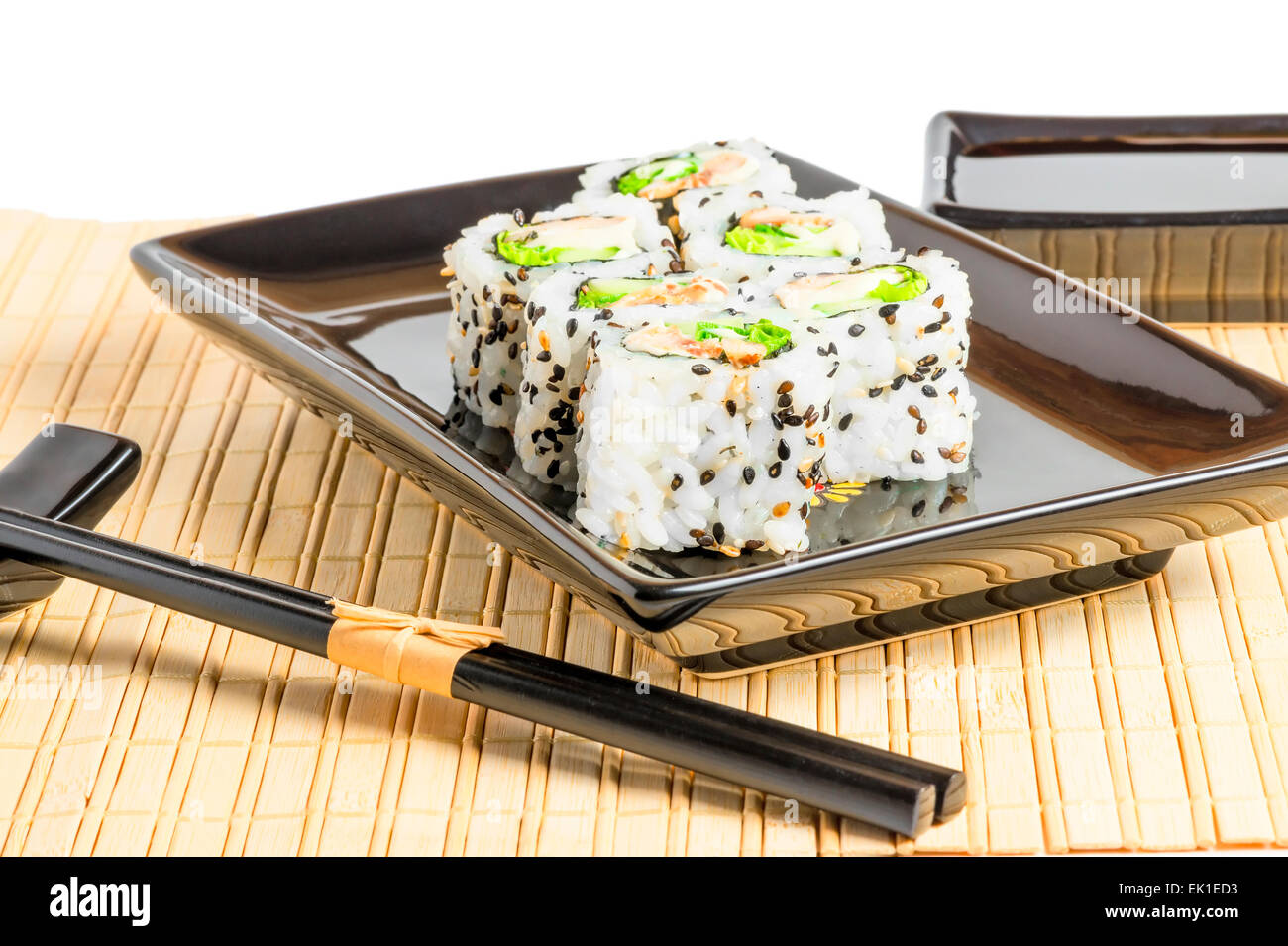 Giapponese bianco rotoli su un nero piatti, girato in studio Foto Stock