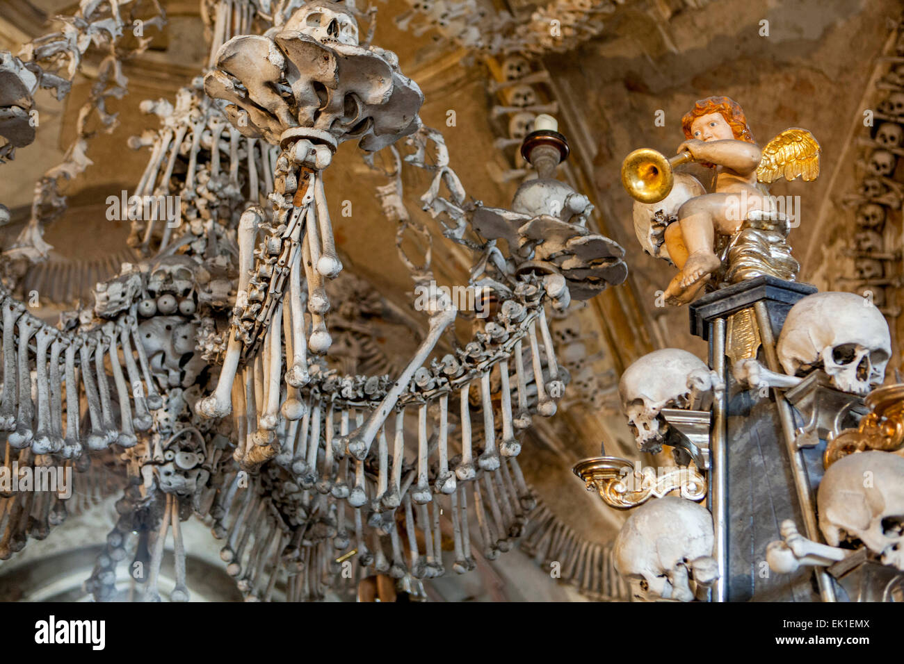 Kutna Hora Sedlec Ossario Ossario Ossario Chandelier Chapel Interior, Kutna Hora Bone Church Ossario Sedlec Repubblica Ceca Europa Foto Stock