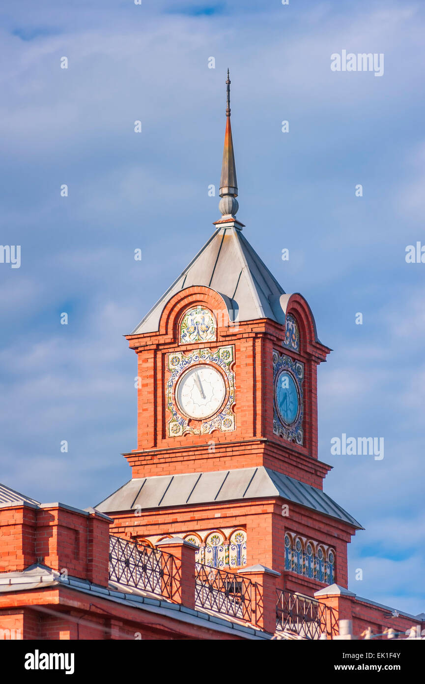 Famoso vecchio orologio su una torre nella città di Vladimir, Russia Foto Stock