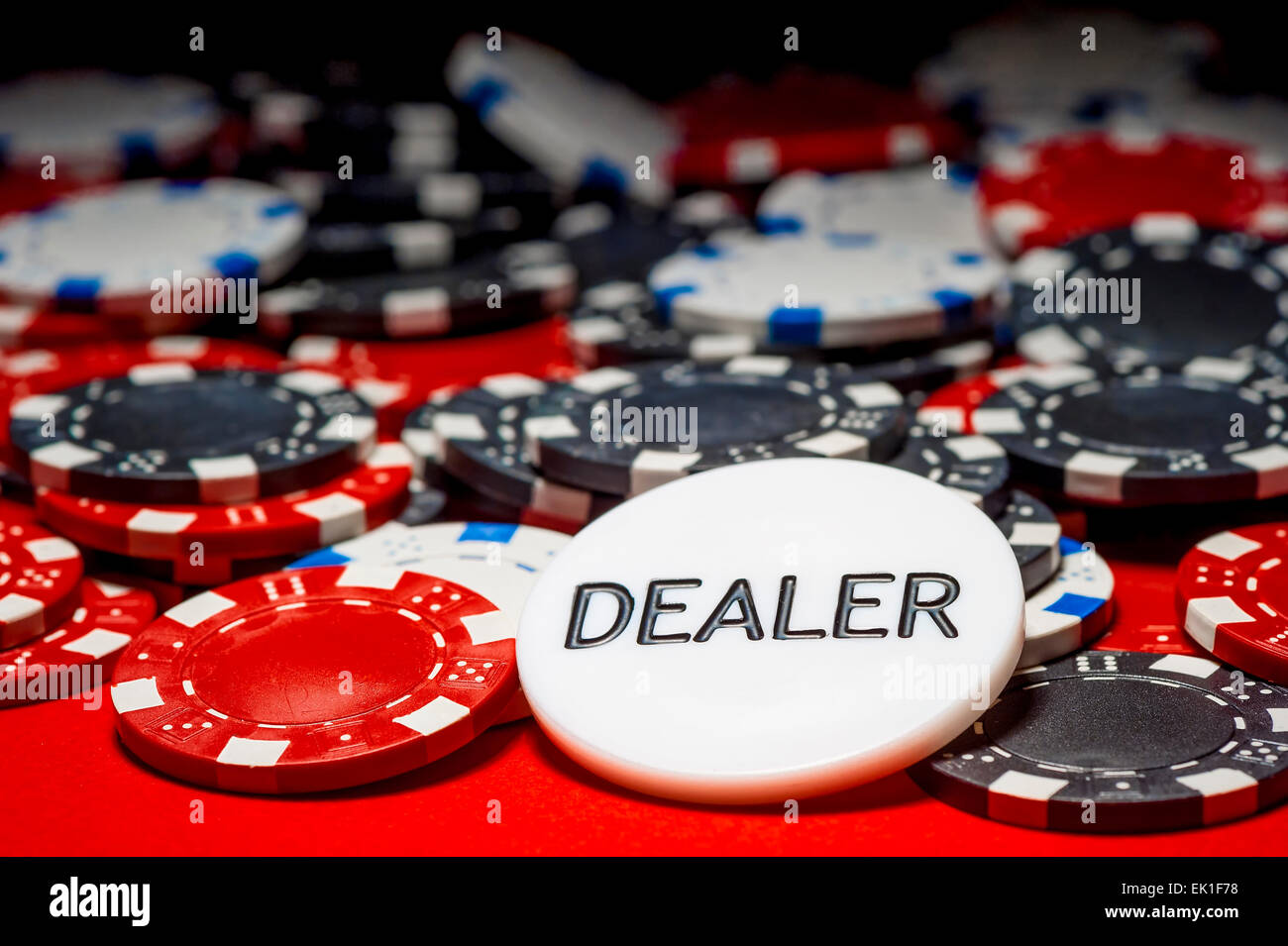 Pulsante del concessionario e i chip per il poker Foto Stock