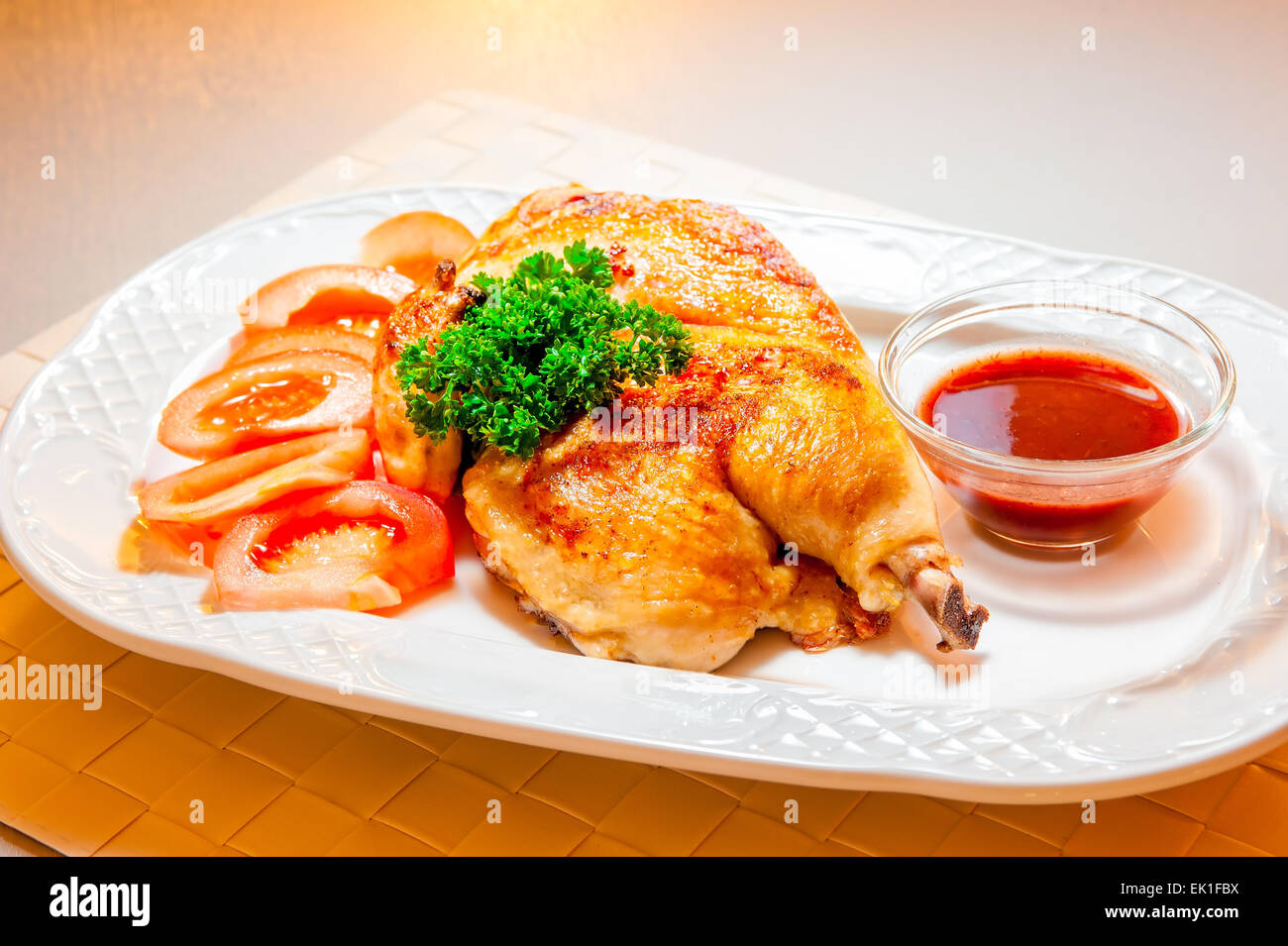 Pollo fritto magnificamente servita su un piatto di portata con salsa Foto Stock