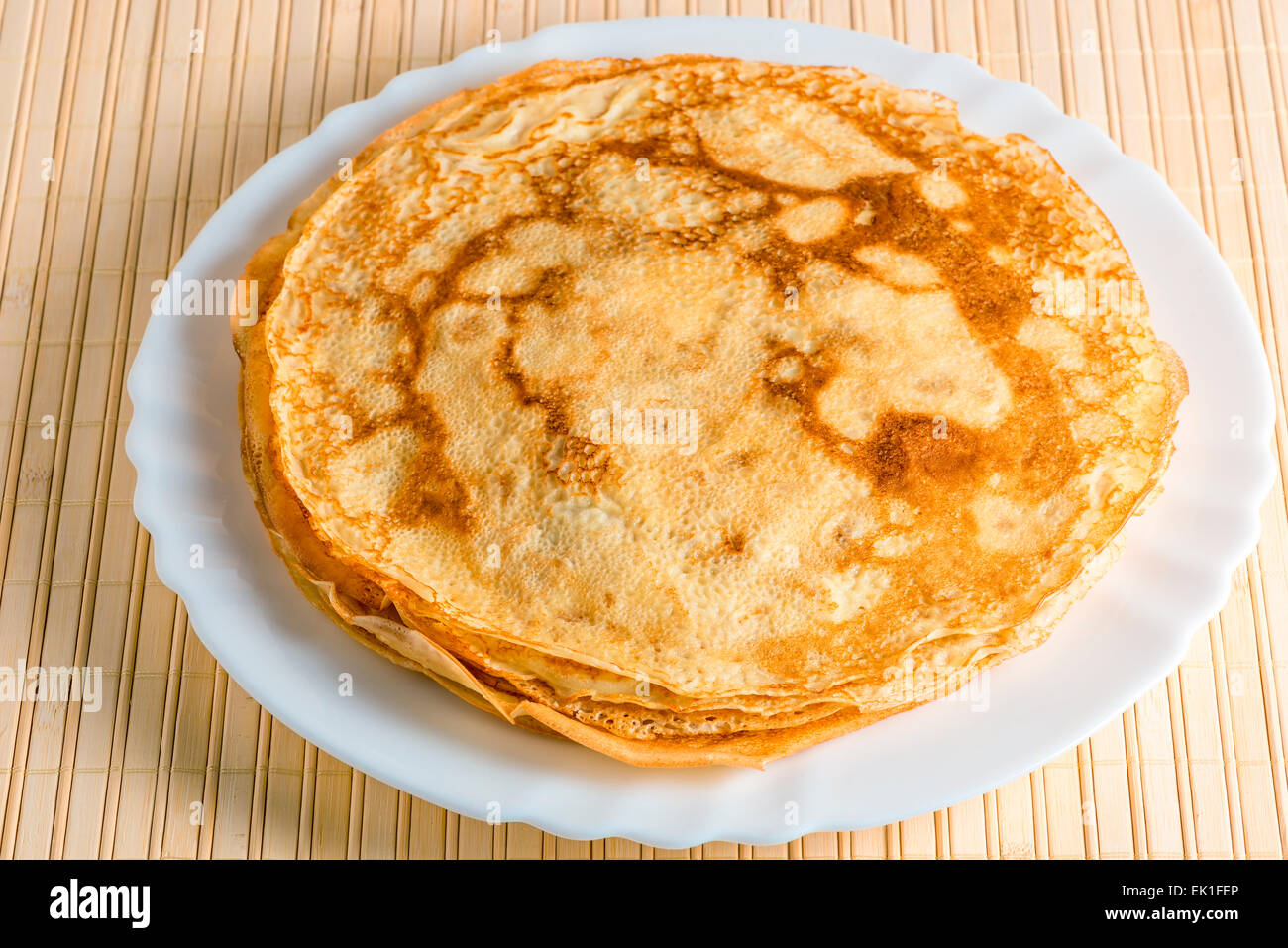 Pila di frittelle su una piastra da vicino Foto Stock