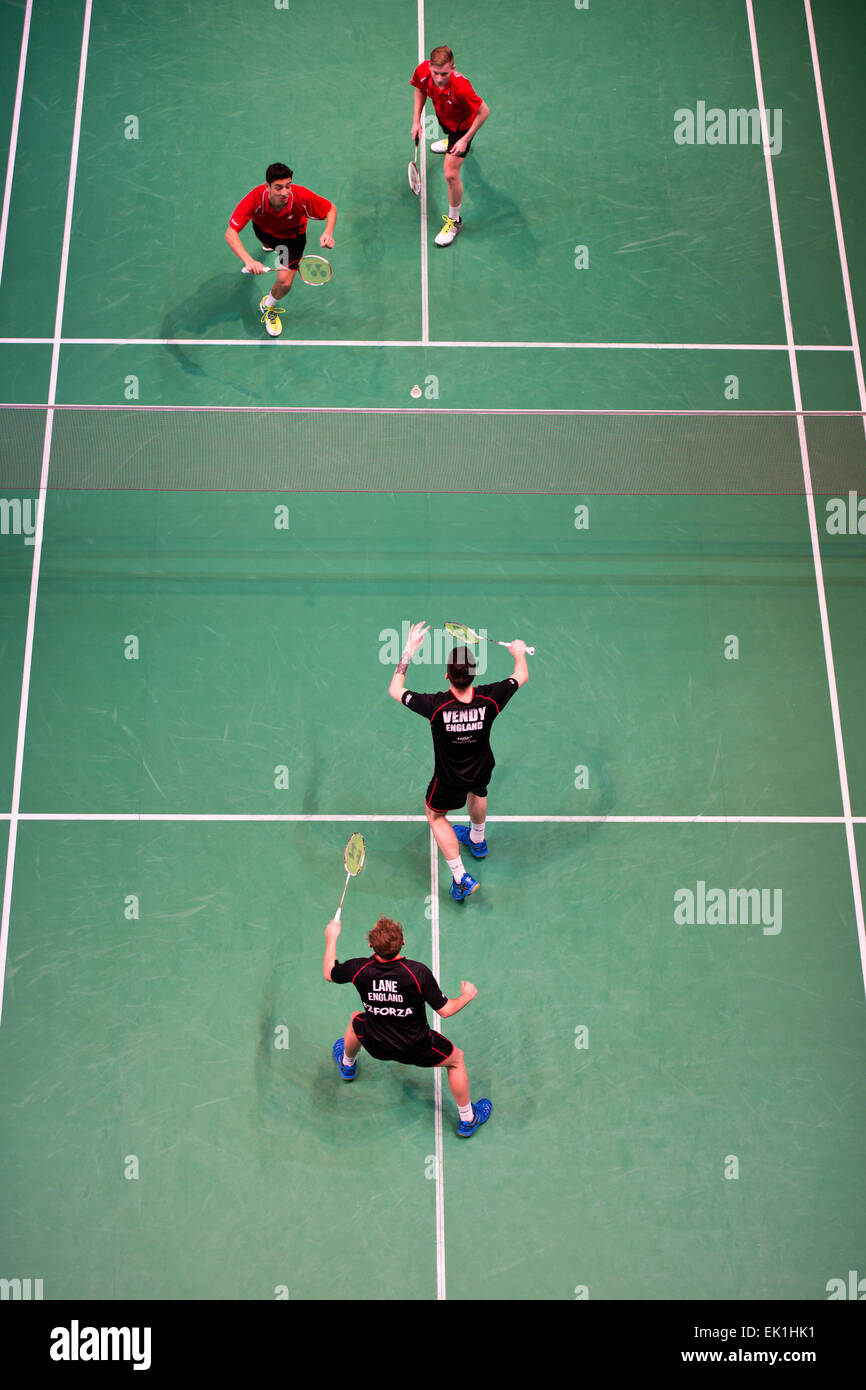 Lubin, Polonia. Il 4 aprile, 2015. Finale del Torneo individuale a badminton durante Campionati Europei Junores 2015. Uomini Doppio match tra Danimarca (rosso): Alexander Bond e Joel Eipe - Inghilterra (nero): Ben Lane e Sean Vendy Credito: Piotr Dziurman/Alamy Live News Foto Stock