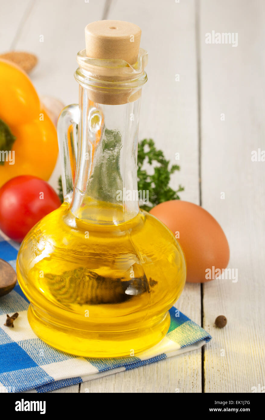 Olio e ingredienti alimentari, spice su sfondo di legno Foto Stock