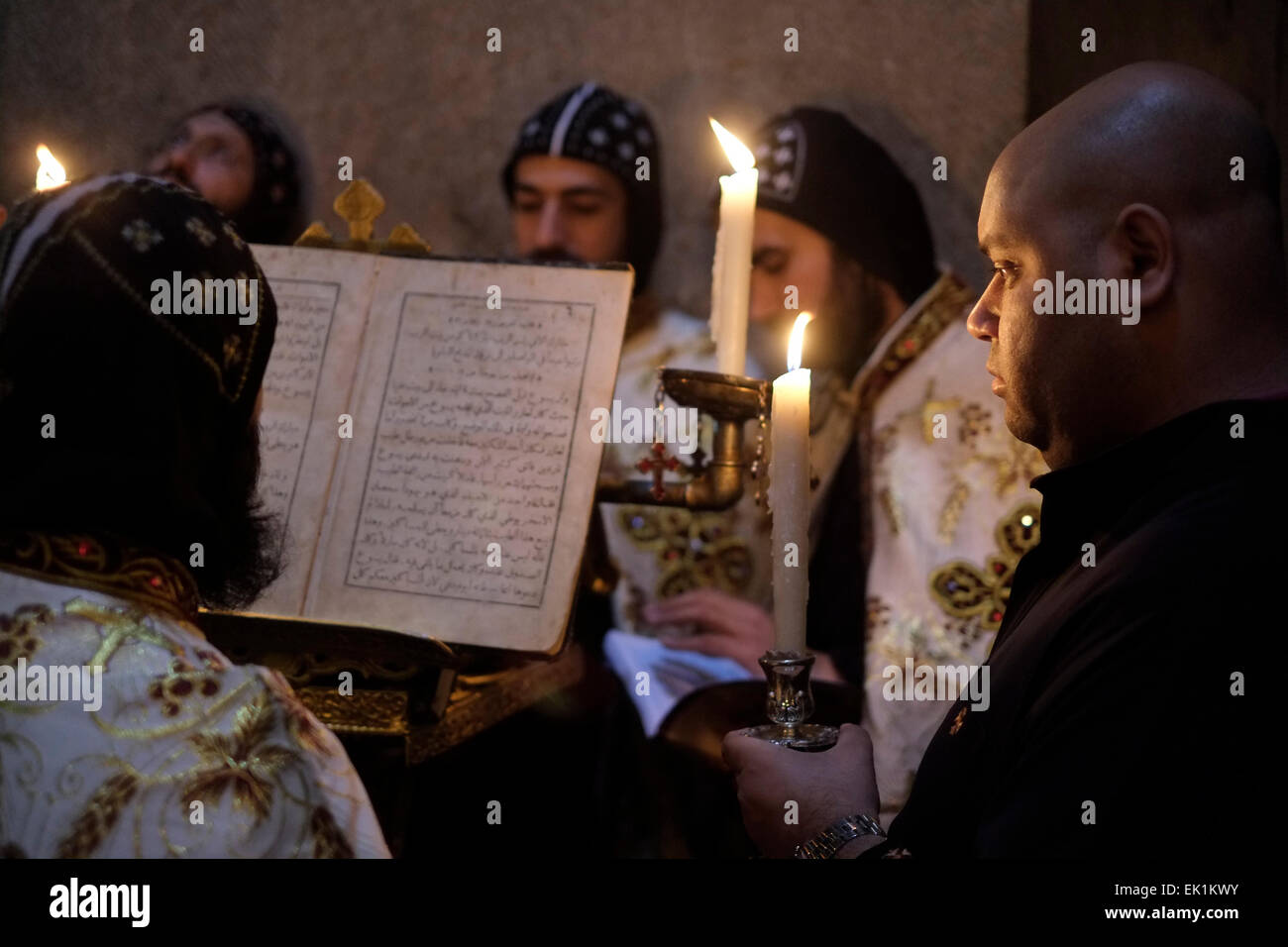Copti ortodossi clero prendendo parte a una processione durante la Lazzaro Sabato presso la chiesa del Santo Sepolcro nella città vecchia di Gerusalemme Israele Foto Stock
