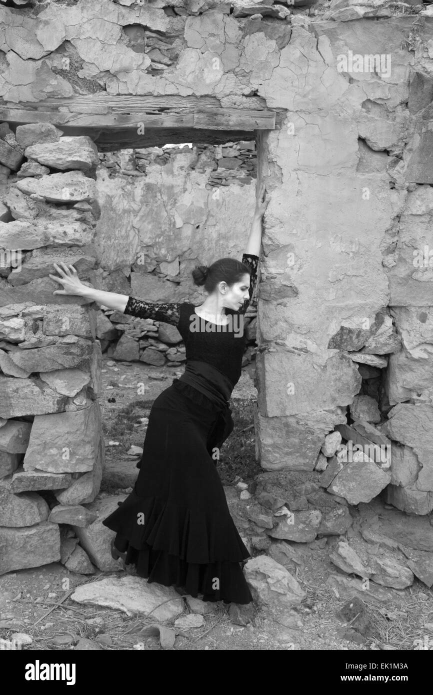 Flameco ballerino in una casa in rovina, azienda abbandonata Foto Stock