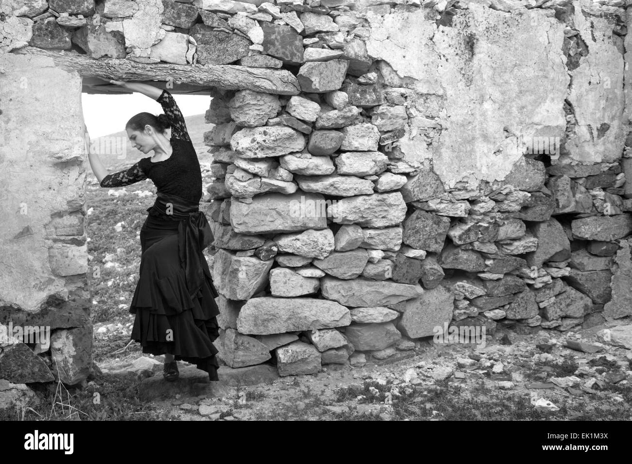 Flameco ballerino in una casa in rovina, azienda abbandonata Foto Stock