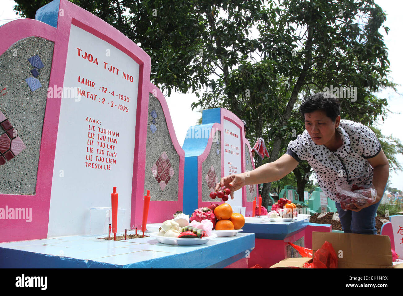 Palembang, Indonesia. 03 apr, 2015. Una famiglia cinese sono preparati per un Cheng Beng cerimonia. Cheng Beng, conosciuto in Cina come Qingming, è una tradizionale festa che segna l'inverno diventando la molla. Durante questo tempo, le famiglie di visitare le tombe dei loro antenati per pagare i loro aspetti, fare offerte e per pregare per una vita migliore © Muhammad Raden/Pacific Press/Alamy Live News Foto Stock