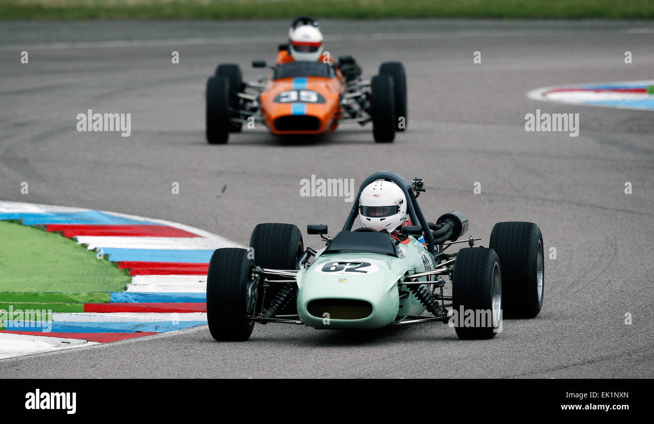 Classic Cars Racing sono visti durante la storica Motor Racing Revival di Pasqua incontro a Thruxton autodromo 2015 Foto Stock