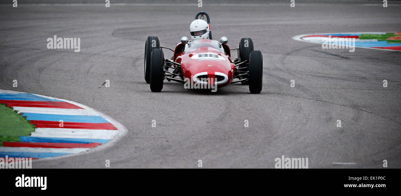 Classic Cars Racing sono visti durante la storica Motor Racing Revival di Pasqua incontro a Thruxton autodromo 2015 Foto Stock