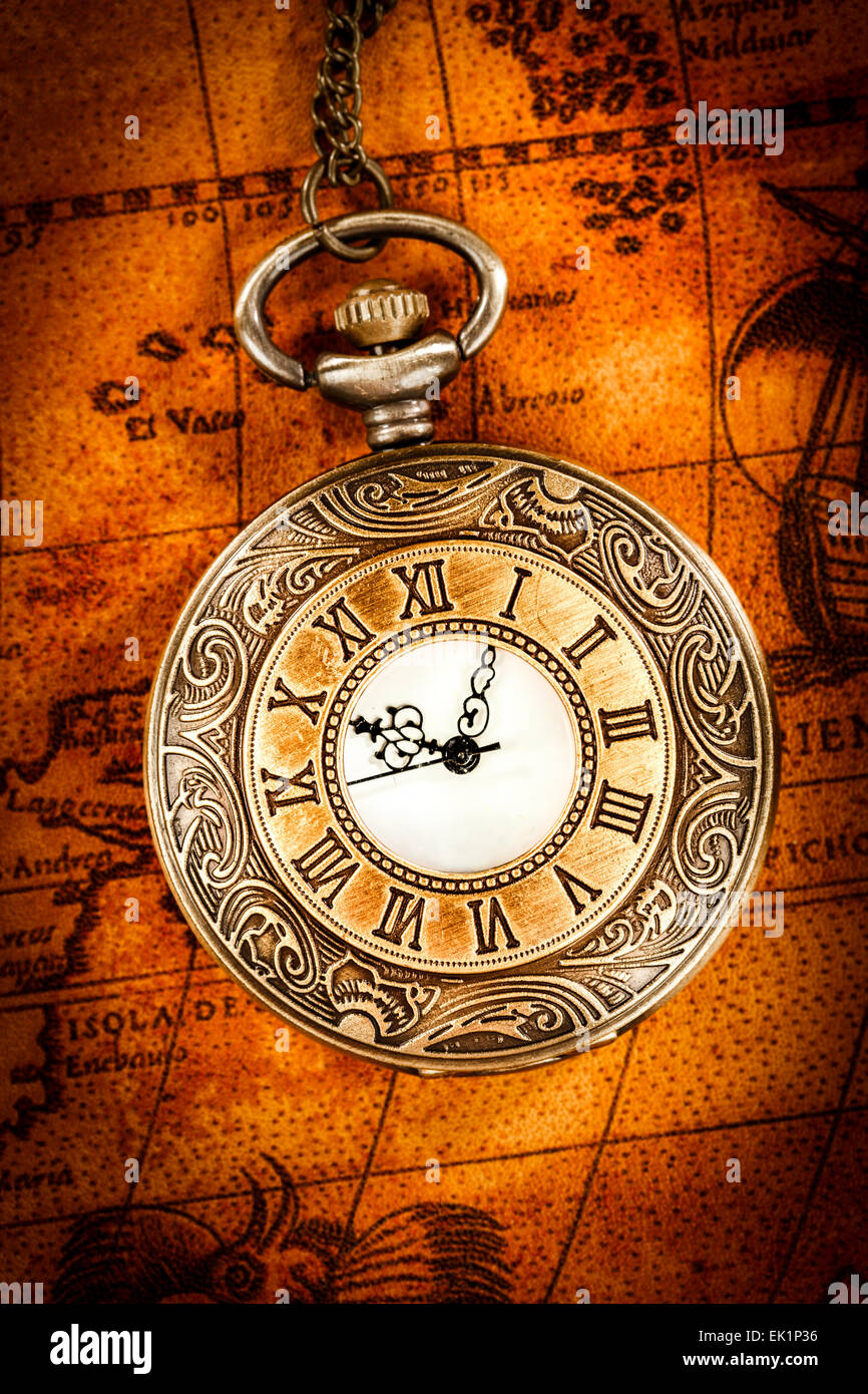 Vintage antico orologio da tasca su una antica mappa del mondo in 1565 Foto  stock - Alamy