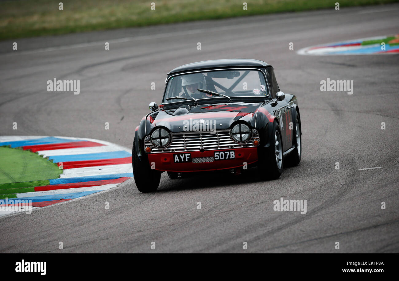 Classic Cars Racing sono visti durante la storica Motor Racing Revival di Pasqua incontro a Thruxton autodromo 2015 Foto Stock